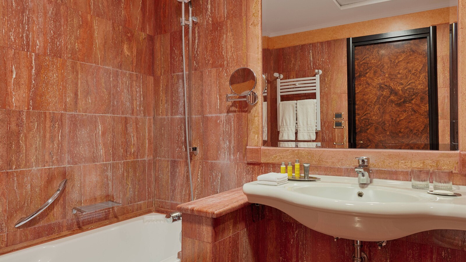 Rome Marriott Park Hotel Deluxe Room 大理石浴室與浴缸
